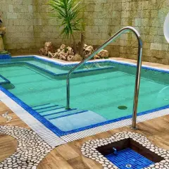 Piscina termale con gradini e idromassaggio. Scopri i **terme Casamicciola prezzi** per un relax indimenticabile.