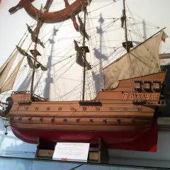 Modello di galeone spagnolo, un pezzo da esposizione del museo del mare Ischia, con vele spiegate e dettagli accurati.