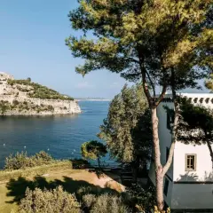 Vista panoramica della torre di Michelangelo a Ischia, con il castello sull'isolotto e il mare blu.