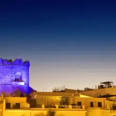 Torre illuminata di blu, un'atmosfera magica per il giovedì foriano.