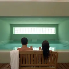 Coppia rilassata in piscina interna, un'oasi di pace a Negombo Ischia.