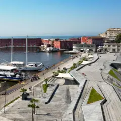 Molo Beverello a Napoli, con traghetti pronti a salpare. Un'area moderna e vivace, perfetta per iniziare un viaggio via mare.