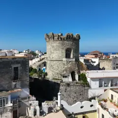 Il torrione di Forio, con le sue mura antiche, domina il paesaggio urbano e il mare azzurro.