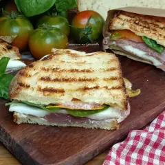 Panini gustosi con prosciutto, mozzarella e pomodoro, perfetti per un picnic a Ischia. La zingara è un classico!