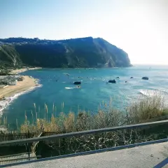 Vista panoramica della spiaggia di Citara con mare azzurro e scogli. Ideale per scoprire i prezzi dei lidi e godersi il sole.