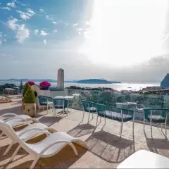 Terrazza con vista mare a Ischia. Hotel Hermitage Ischia: la distanza dal mare è minima, goditi il panorama.