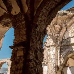 Interni del castello aragonese di Ischia: rovine suggestive con archi in pietra e dettagli architettonici antichi.