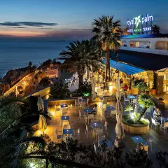 Serata al Royal Palm, hotel 4 stelle a Forio d'Ischia, con vista mare e un'accogliente terrazza illuminata.