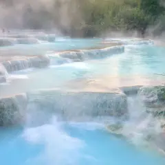 Cascate naturali di acqua azzurra e fumante, dove si può ammirare cosa sono le sorgenti termali.