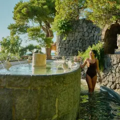 Coppia si gode le terme. Scopri il **Poseidon Ischia costo ingresso** per un'esperienza indimenticabile.