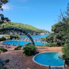 Piscine e mare azzurro, un angolo di paradiso per godersi le terme romane a Ischia.
