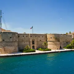 Imponente Castello Aragonese, un baluardo storico sul mare. Qui si trova il castello aragonese, testimone di secoli di storia.