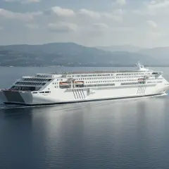 Il traghetto da Sorrento a Ischia naviga in acque calme, con passeggeri sui ponti superiori.
