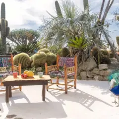 Giardini Ravino: come arrivare in questo paradiso di cactus e pavoni. Un angolo di relax con tavolino e sedie colorate.