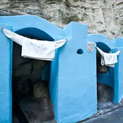 Bagni di Cicerone e Nerone, antiche **cavascura Ischia**, con teli bianchi appesi.