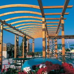 Terrazza con pergolato in legno e vista mare, ideale per rilassarsi all'Hotel Augusto Lacco Ameno.
