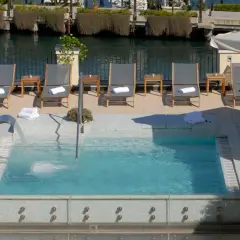 Relax in the jacuzzi at Hotel Carolina Ischia, surrounded by sun loungers and the sea.