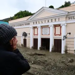 Ischia, dopo il terremoto, fango e detriti invadono le terme Belliazzi. Una donna sconvolta si copre il volto.