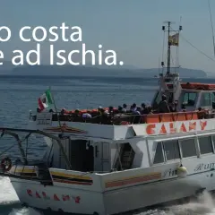 Traghetto "Galaxy" con passeggeri in navigazione, pronto a rispondere alla domanda: quanto costa il traghetto per Ischia?