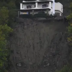 Casa a picco su una frana dopo il terremoto a Casamicciola. La terra è franata, minacciando la stabilità dell'edificio.