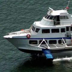 Motonave Ischia solca le onde, creando una scia bianca.