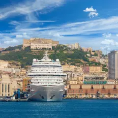 La vista di Napoli dal mare, con navi da crociera ormeggiate a Calata Porta di Massa, ideale per chi cerca come arrivare a Calata Porta di Massa da Napoli Centrale.