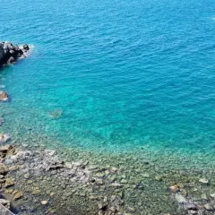 Acque cristalline e scogli a Ischia, un invito a scoprire come muoversi a Ischia via mare o a piedi tra sentieri panoramici.