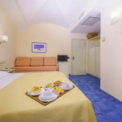 Camera accogliente con letto, divano letto e vassoio colazione. Un'oasi di relax all'Hotel San Giovanni Ischia.