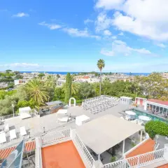 Vista panoramica di Ischia con piscina e lettini, ideale per chi cerca hotel Colella Ischia recensioni positive.