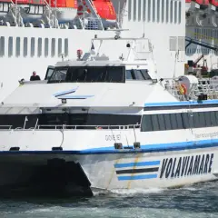 Alilauro: il catamarano "Giove Jet" solca le onde, con a bordo un uomo che sembra Agostino Lauro, pronto per un viaggio.