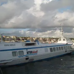 Aliscafo VETOR in attesa di imbarcare passeggeri per il traghetto Napoli Ischia.