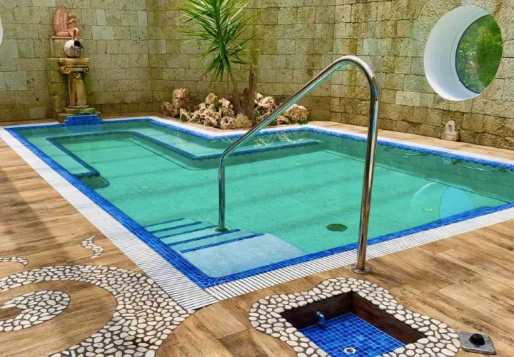 Piscina termale con gradini e idromassaggio. Scopri i **terme Casamicciola prezzi** per un relax indimenticabile.
