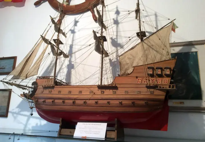 Modello di galeone spagnolo, un pezzo da esposizione del museo del mare Ischia, con vele spiegate e dettagli accurati.
