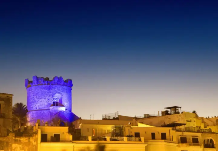 Torre illuminata di blu, un'atmosfera magica per il giovedì foriano.