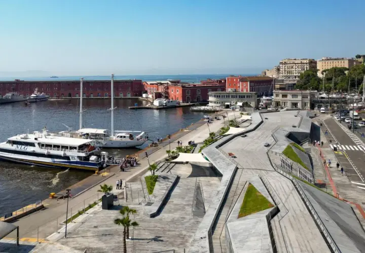 Molo Beverello a Napoli, con traghetti pronti a salpare. Un'area moderna e vivace, perfetta per iniziare un viaggio via mare.