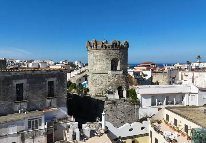Il torrione di Forio, con le sue mura antiche, domina il paesaggio urbano e il mare azzurro.