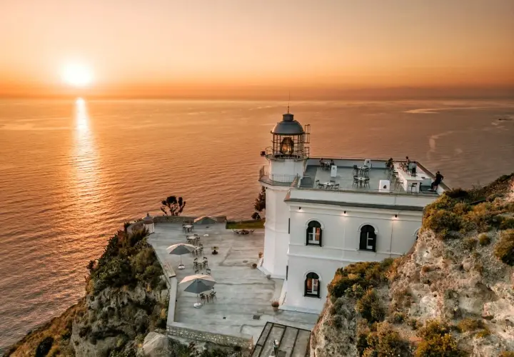 Il faro Punta Imperatore, con la sua terrazza panoramica e il mare dorato al tramonto, offre un'atmosfera magica.