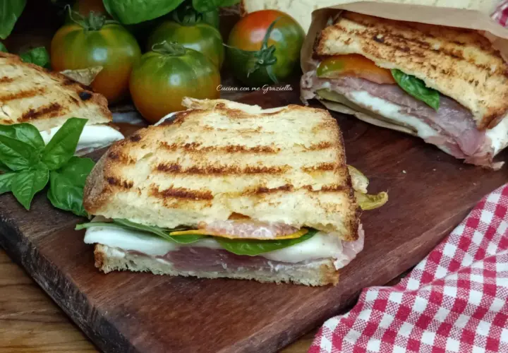 Panini gustosi con prosciutto, mozzarella e pomodoro, perfetti per un picnic a Ischia. La zingara è un classico!