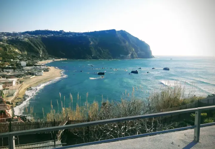 Vista panoramica della spiaggia di Citara con mare azzurro e scogli. Ideale per scoprire i prezzi dei lidi e godersi il sole.