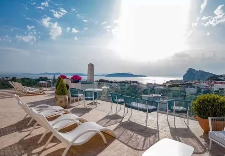 Terrazza con vista mare a Ischia. Hotel Hermitage Ischia: la distanza dal mare è minima, goditi il panorama.