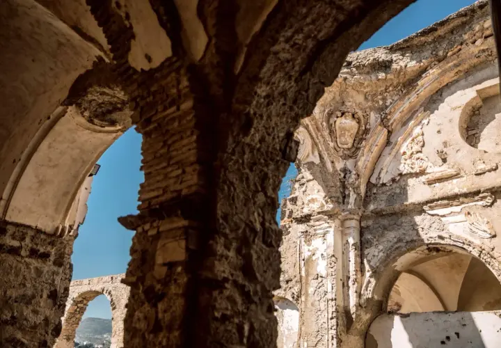 Interni del castello aragonese di Ischia: rovine suggestive con archi in pietra e dettagli architettonici antichi.