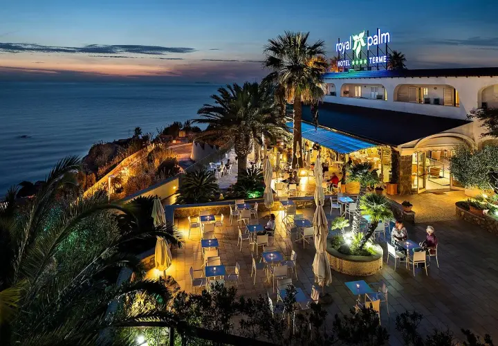 Serata al Royal Palm, hotel 4 stelle a Forio d'Ischia, con vista mare e un'accogliente terrazza illuminata.