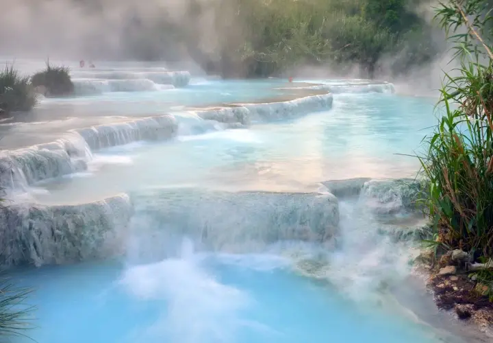 Cascate naturali di acqua azzurra e fumante, dove si può ammirare cosa sono le sorgenti termali.