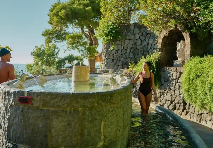 Coppia si gode le terme. Scopri il **Poseidon Ischia costo ingresso** per un'esperienza indimenticabile.