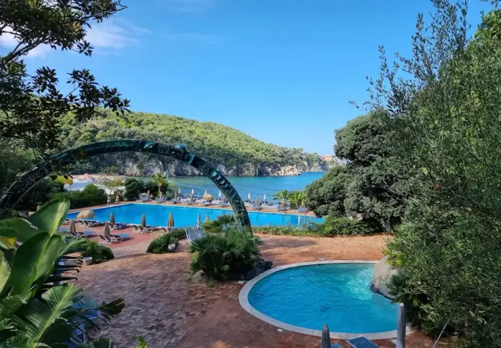 Piscine e mare azzurro, un angolo di paradiso per godersi le terme romane a Ischia.