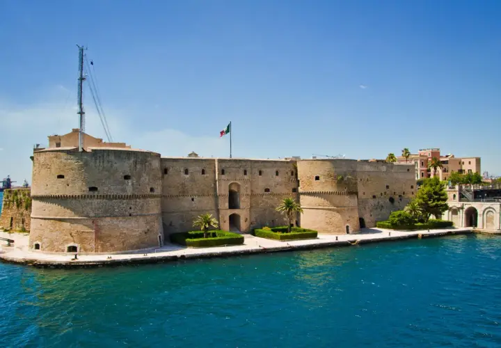 Imponente Castello Aragonese, un baluardo storico sul mare. Qui si trova il castello aragonese, testimone di secoli di storia.
