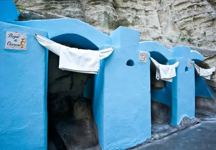 Bagni di Cicerone e Nerone, antiche **cavascura Ischia**, con teli bianchi appesi.