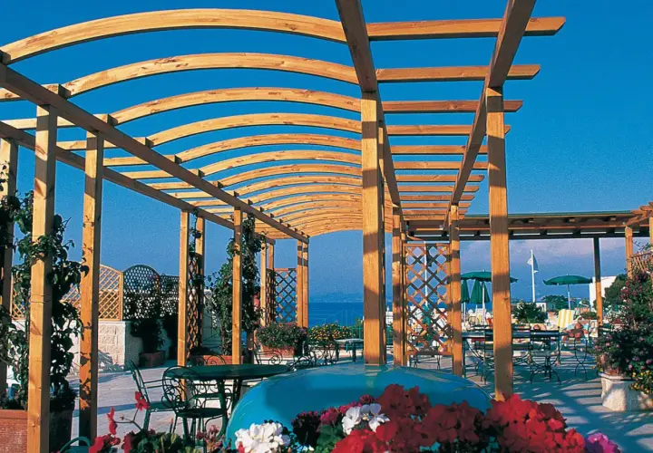 Terrazza con pergolato in legno e vista mare, ideale per rilassarsi all'Hotel Augusto Lacco Ameno.