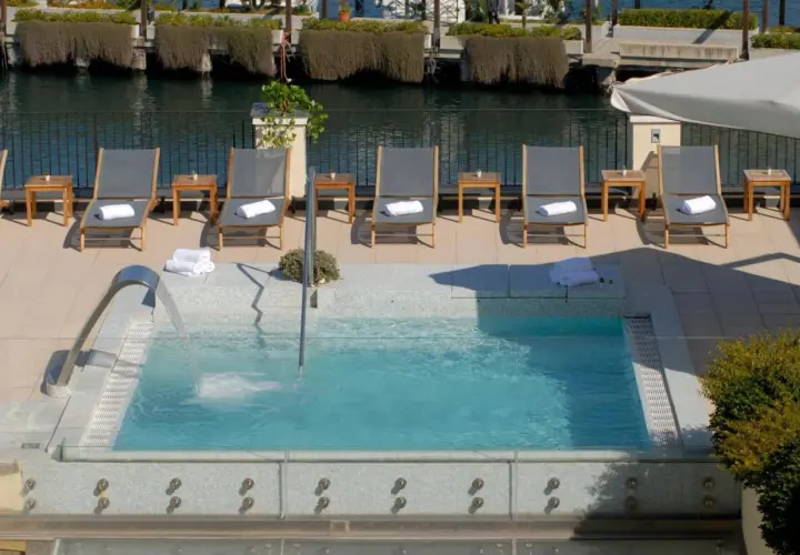 Relax in the jacuzzi at Hotel Carolina Ischia, surrounded by sun loungers and the sea.