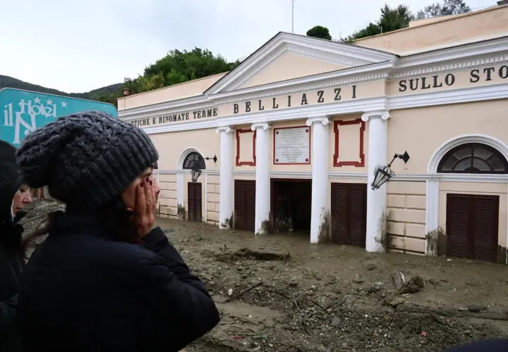 Ischia, dopo il terremoto, fango e detriti invadono le terme Belliazzi. Una donna sconvolta si copre il volto.
